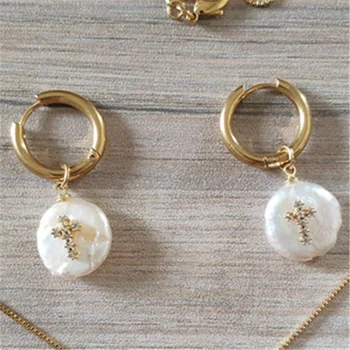 Tiny zelta balts cz bruģēts reliģisko krusta šarmu dabīgo saldūdens pērļu pērles piekariņu nerūsējošā tērauda stīpas auskari sievietēm